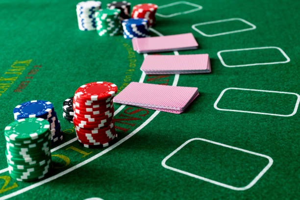 Dragon Tiger Live dealer studio with multi-camera setup showing card table on indowin88