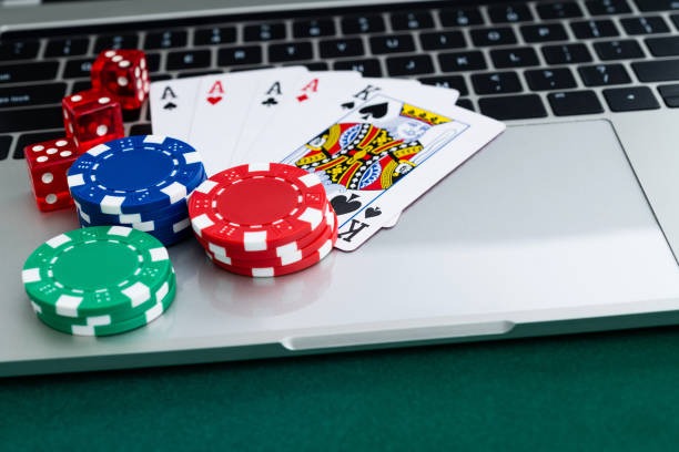 indowin88 mobile app displaying UFC odds and live-dealer table on smartphone screen